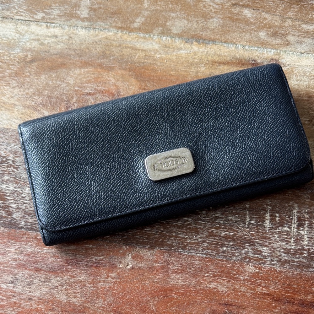 TOD’s navy blue wallet